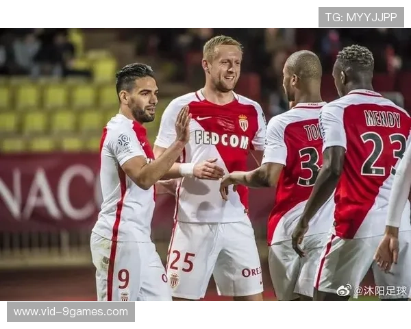 里昂3-1客胜摩纳哥，舒尔茨远射梅开二度率队逆转