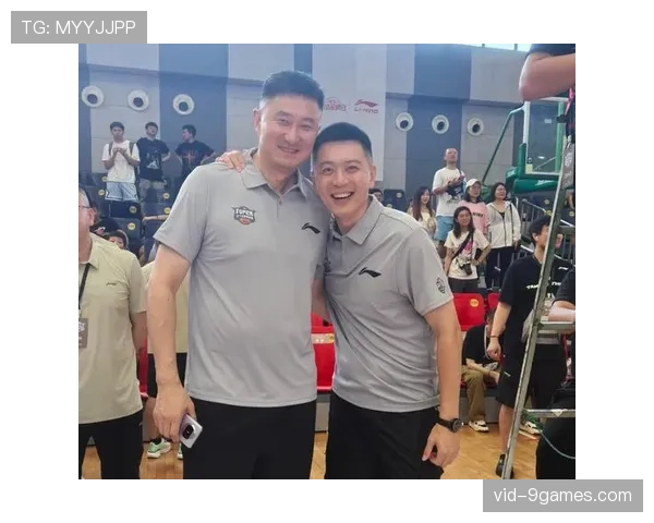 特写：杜锋与杨鸣场边激烈争论，裁判介入平息