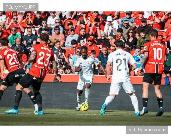 皇马中场卡马文加成转会市场焦点，巴黎圣日耳曼与英超豪门展开争夺